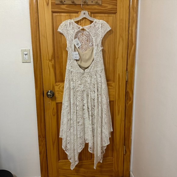 David's Bridal Cream Lace Wedding Dress - Picture 5 of 6